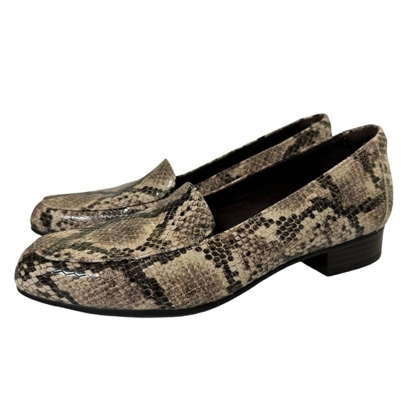 Clarks Juliet Lora Taupe Faux Leather Reptile Snake Print Slip On Loafers Size 7 - Picture 2 of 11